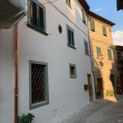 Vista di un incantevole vicolo nel Chianti con case tradizionali restaurate da Opus Edilizia.
